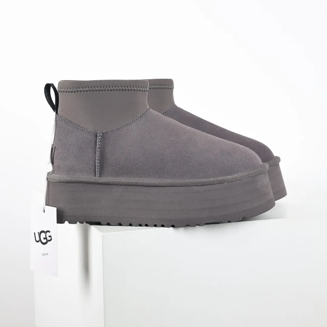 Pick up locally 💰600 Core recommended good price It is a very suitable choice for home furnishings. In the new year, uug launched a series of styles, which are partial to the preferences of young consumers and have also moved to the forefront of fashion trends. Shoe body material: water-repellent coated suede upper, 17 mm UGGPURE™ implantable wool insole, lightweight non-slip and comfortable rubber outsole, with brand LOGO and trademark, with full packaging Size: 35 36 37 38 39 40